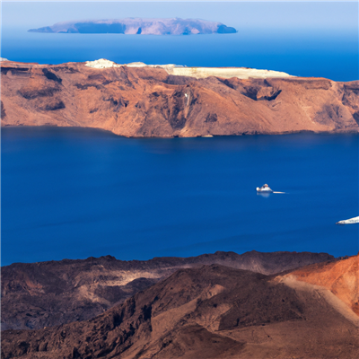 Ontdek Nea Kameni: Het Vulkanische Eiland met een Actieve Krater in de Caldera van Santorini