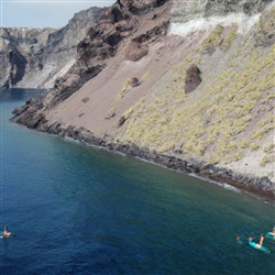 De beste plekken om te paddleboarden met dolfijnen op Santorini