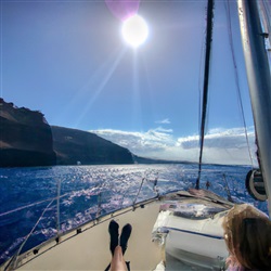 Geniet van de zon op een catamaran tour rond Santorini