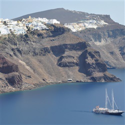 Ontdek de Adembenemende Schoonheid van Santorini tijdens een Zeiltocht