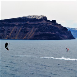 Ontdek de Adrenaline: De Beste Plekken om te Kitesurfen op Santorini