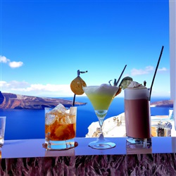 Ontdek de hemelse cocktails en adembenemende uitzichten bij V Lounge Café &amp; Cocktail Bar in Fira, Santorini!