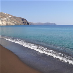 Ontdek de magie van Perivolos Beach op Santorini: Zwarte zandstranden en kristalhelder water