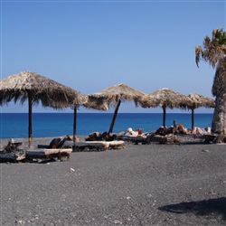 Ontdek Perissa Beach: Het Zwarte Zandparadijs van Santorini